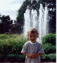 Max am kleinen Springbrunnen