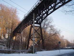 Die Stahlbrücke überspannt die Oberfrohnaer Straße und den Mühlengrund