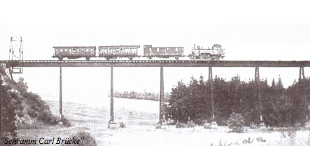 Auritzgrundbrücke mit Zug und dem markanten Wartungswagen.